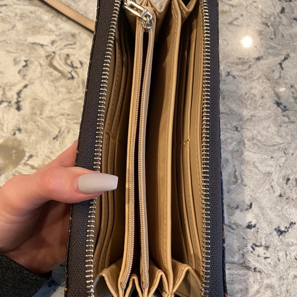 Guess Wallet - Picture 2 of 3